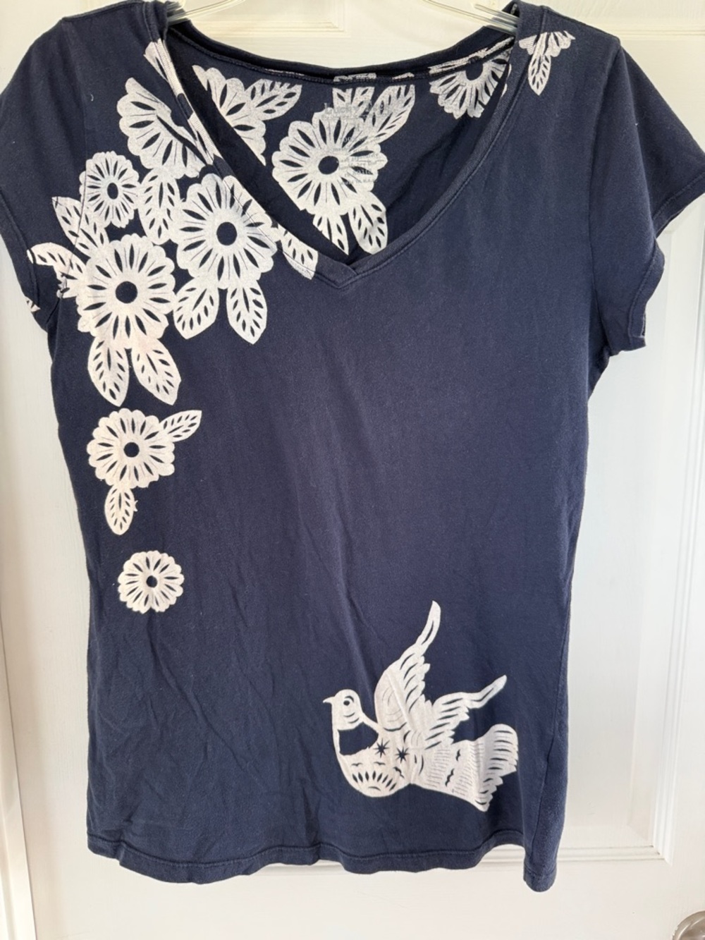 Lucky Brand Navy V-Neck Tee with White Floral & Dove Motif. Size Medium. EUC